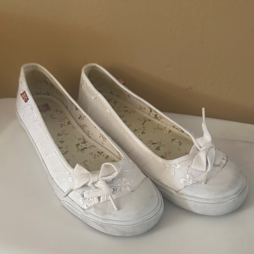 BC Footwear White Flats with Bow Detail